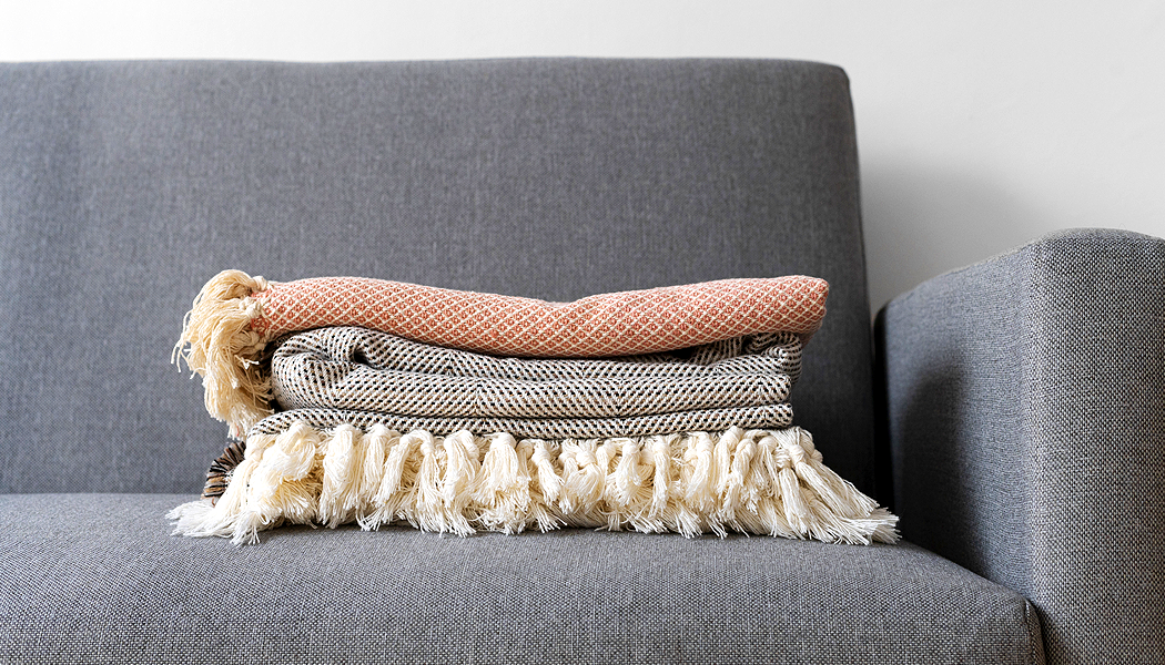 How to Choose the Perfect Throw for Your Sofa